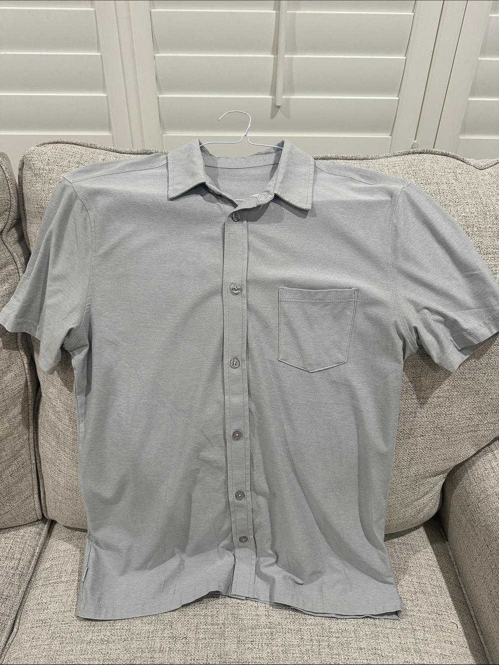 VUORI Men's Light Gray Short-Sleeve Button-Up Shirt